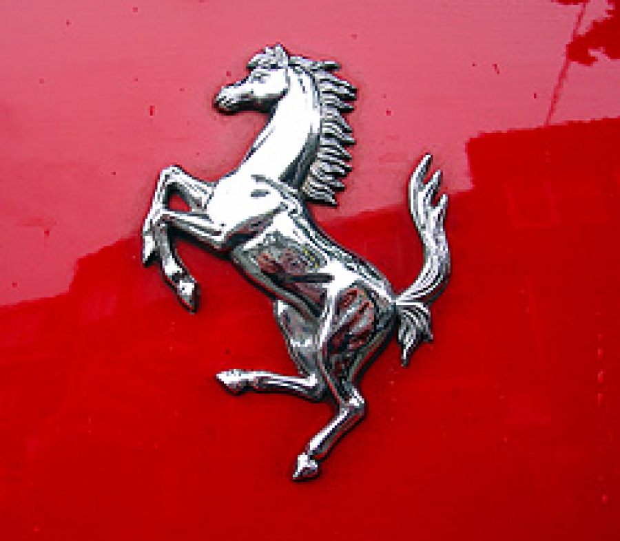Конь какая машина. Эмблема лошади на автомобиле. Машина с логотипом лошади. Авто с лошадью на эмблеме. Логотип с лошадью автомобиль.